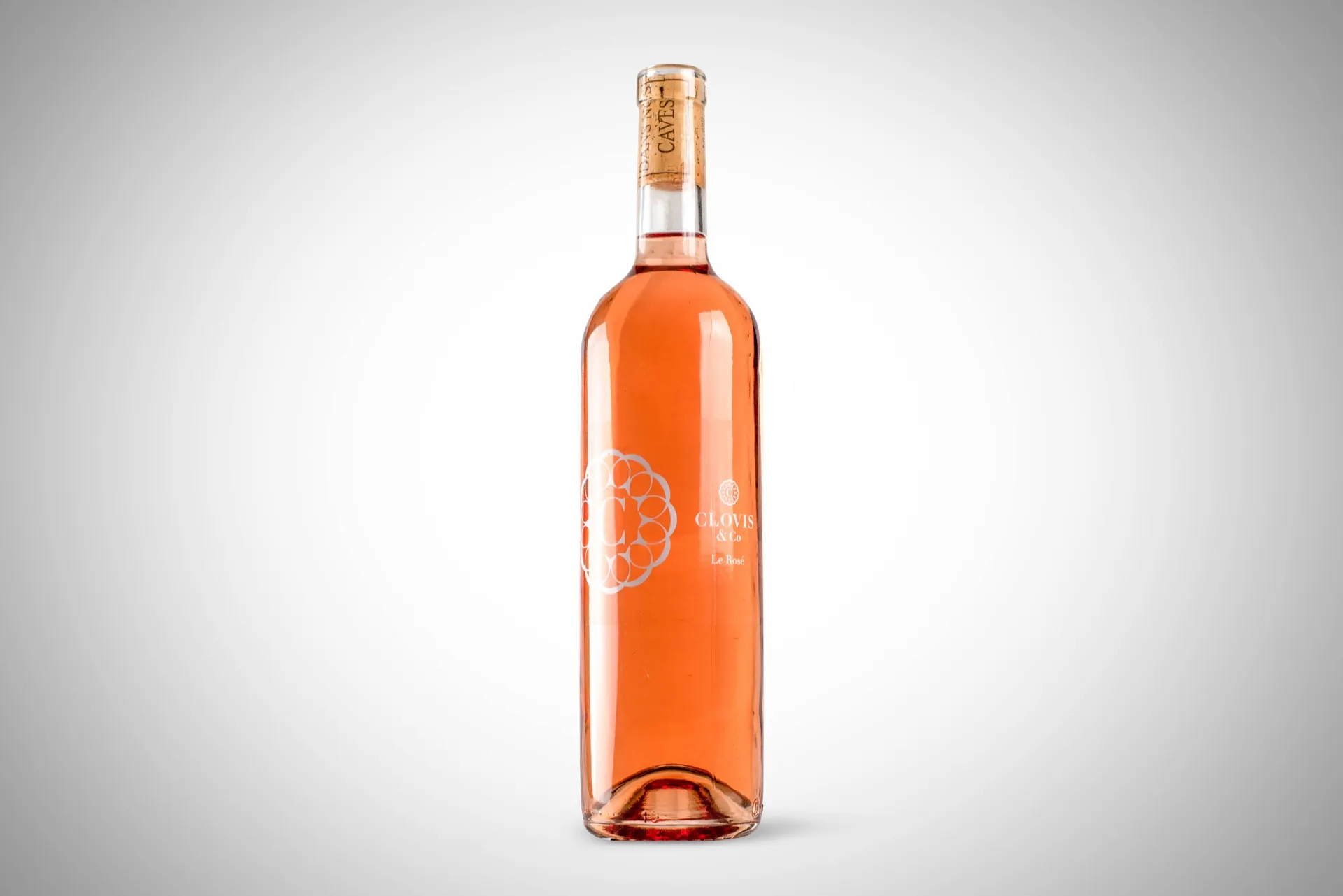 Bouteille de vin rosé sur fond dégradé clair, packshot studio réalisé pour Clovis & Co