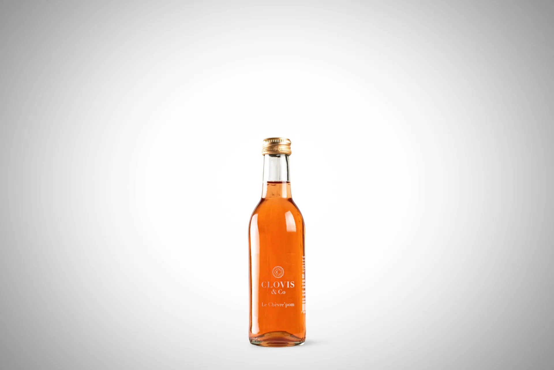 Bouteille de velouté artisanal Agnès posée sur un plan carrelé blanc — packshot réalisé pour la Boucherie du St-Bernard