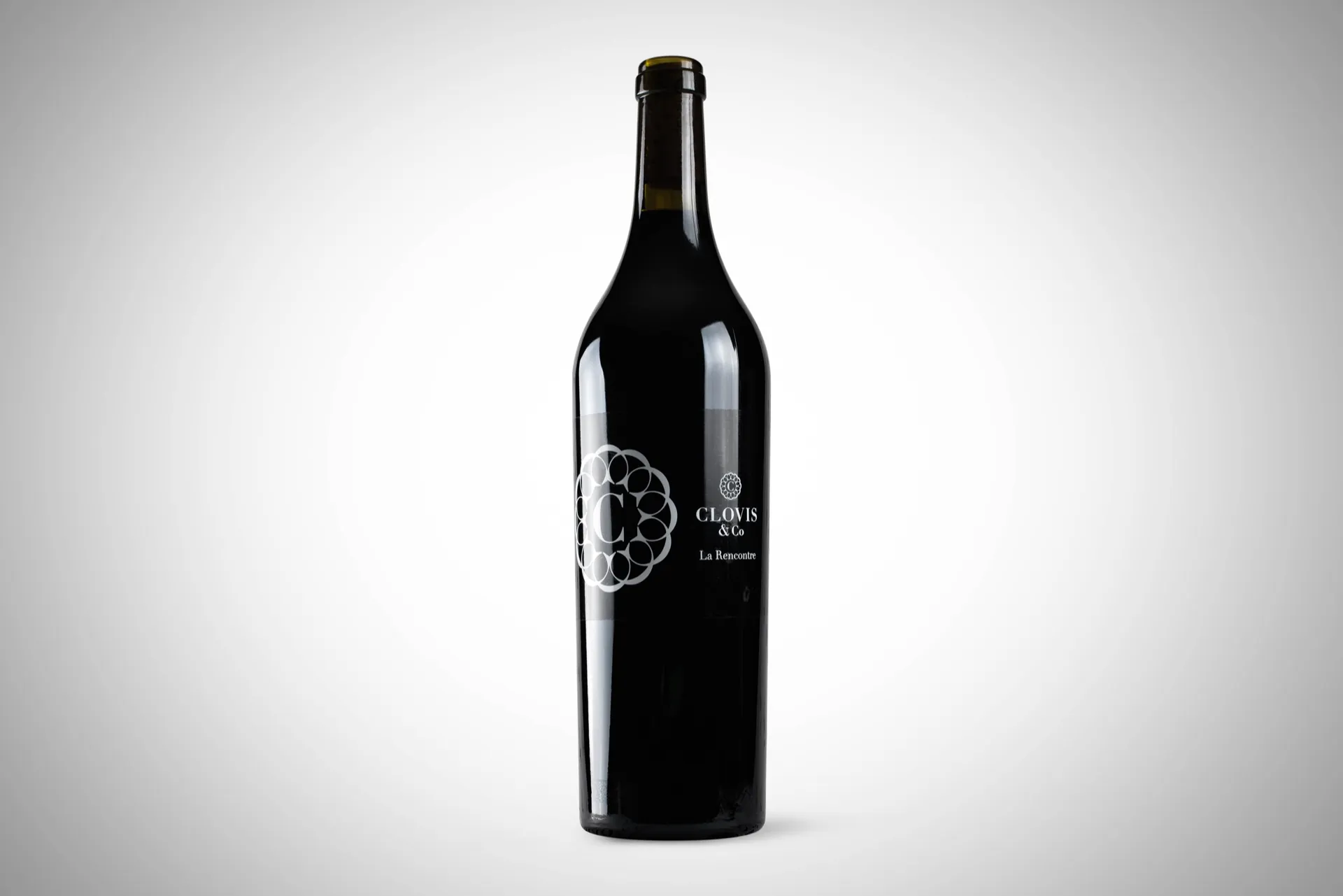 Bouteille de vin rouge, reflets maîtrisés sur fond dégradé — packshot studio pour Clovis & Co
