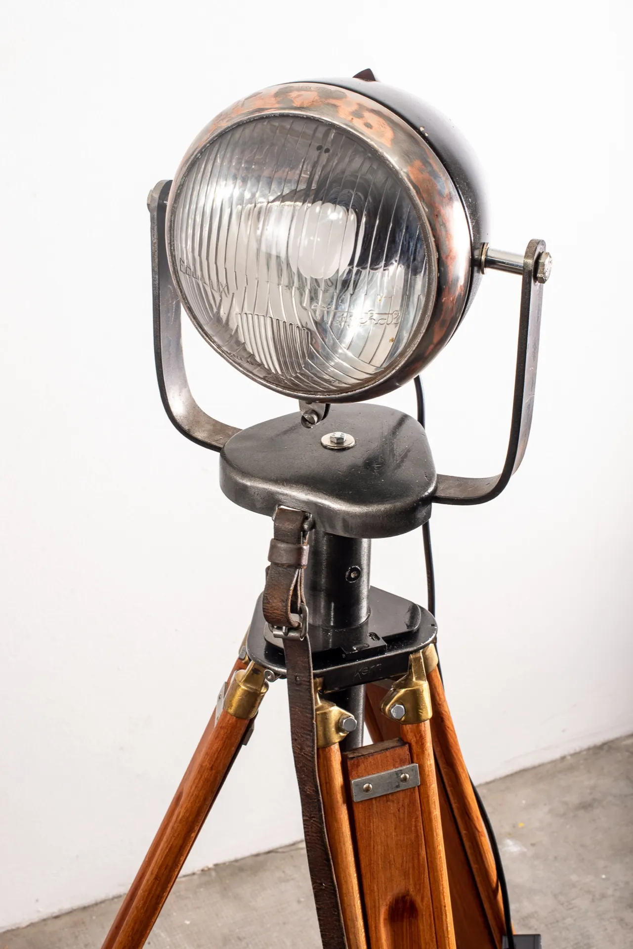 Lampe La Sentinelle, phare Citroën 1934 sur trépied de théodolite, vue d’ensemble — pour One Design a Time